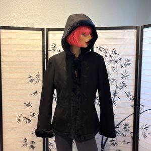 Midweight, hip planks, hooded jacket with accents